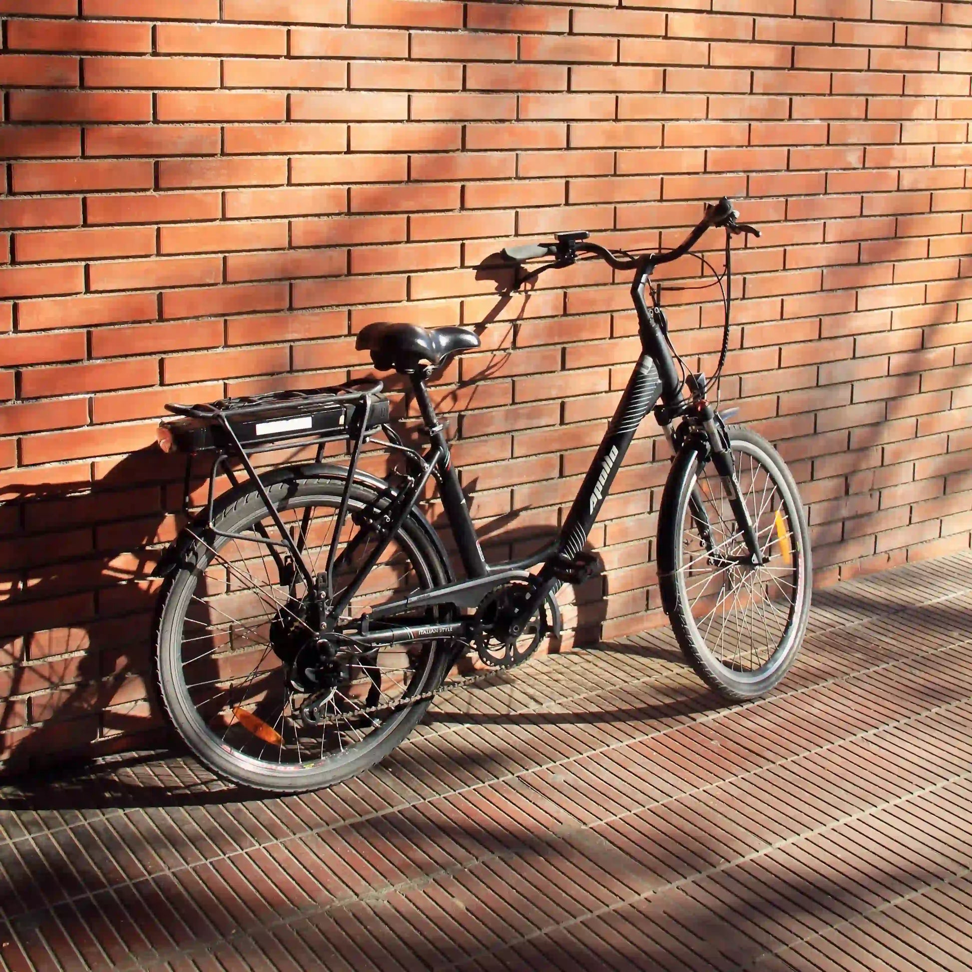 Bicicleta eléctrica urbana modelo Apollo Slim negra